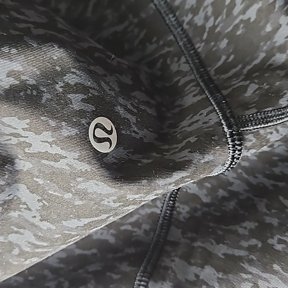Women's Lululemon Wonder Under Black Grey Multiprint Size 18 EUC - Picture 6 of 6